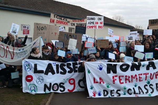 A Montigny-sur-Loing, les habitants ont manifesté pour protester contre la fermeture de deux classes en maternelle et primaire le 19 février 2019. 