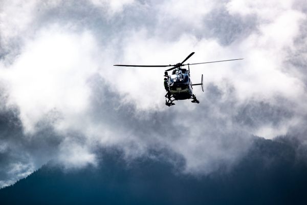 Le PGMH (Peloton de Gendarmerie de Haute Montagne) de Chamonix en train de survoler le massif du Mont-Blanc.