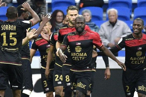 Le milieu de terrain guingampais Yannis Salibur (au centre) après avoir marqué un but lors du match Lyon-Guingamp - 22/10/2016