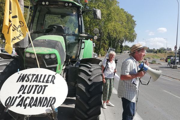 C'est le collectif d'opposants à la ferme-usine de Coussay-les-Bois qui appelait à manifester ce samedi 21 septembre. 