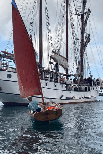 Littoral vous fait vivre ce grand rassemblement au côté des gens de mer de tout horizon, plongez dans les coulisses de cet événement, pour comprendre l’importance des fêtes maritimes de Brest dans la renaissance du patrimoine traditionnel