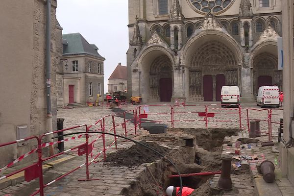 Fouilles préventives sur un chantier de rénovation du réseau de distribution d'eau, sous le parvis de la cathédrale de Laon.