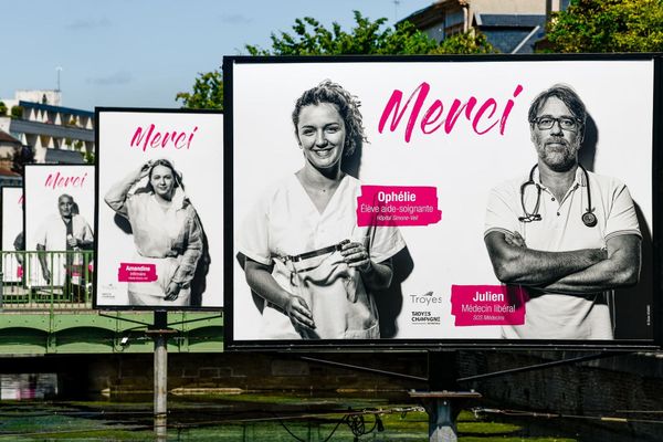 La mairie de Troyes a installé de grandes affiches sur lesquelles des "merci" sont adressés au personnel soignant de la ville