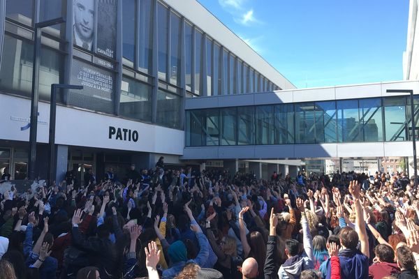 Les pro-blocage en assemblée générale mercredi 11 avril sur le campus de Strasbourg