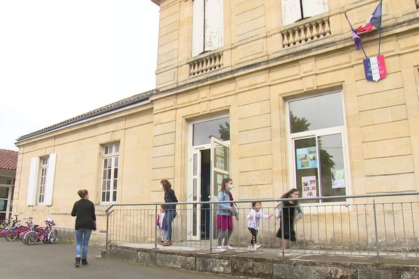 Comme 92 autres établissements dans le département, l'école des Cavailles a une classe de fermée suite à l'absence d'un professeur.