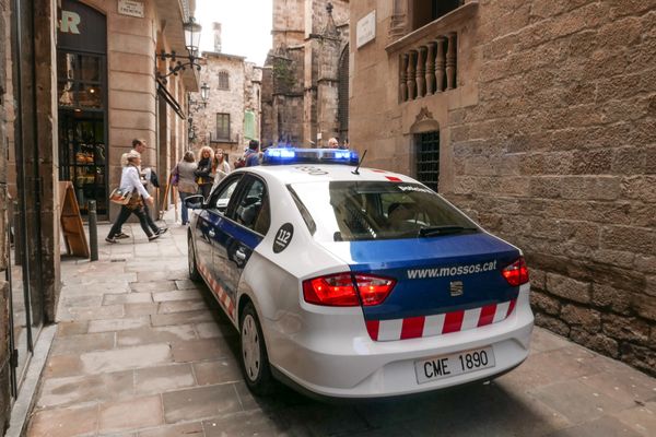 La présence des forces de l'ordre catalane va être renforcée dans plusieurs lieux de Barcelone (Catalogne).