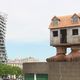 Sur le bassin du Roy,  une maisonnette dotée de pieds a surgi face à la tour Alta (Architecte : G. Hamonic). Une des oeuvres d'"un été au Havre", nommée "No Reason to move" ( création de Max Coulon)