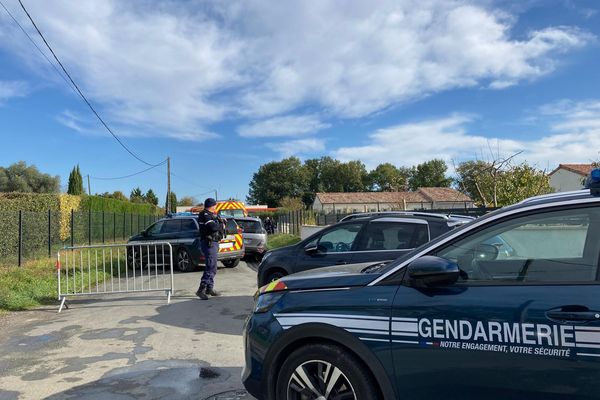 Un périmètre de sécurité est dressé par les gendarmes.