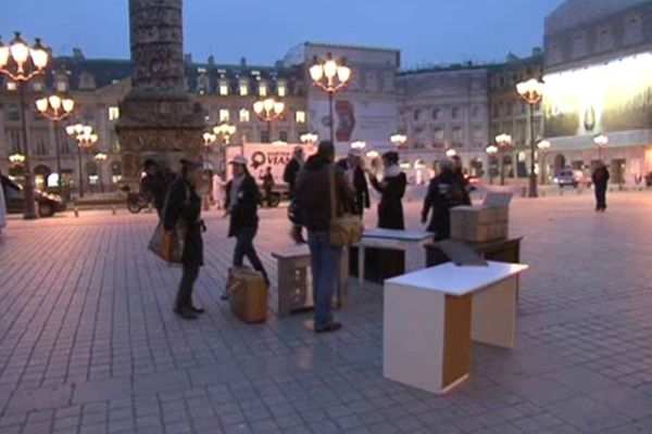 La fondation Abbé Pierre a mené ce matin une opération symbolique, en déposant des meubles devant la chancellerie.