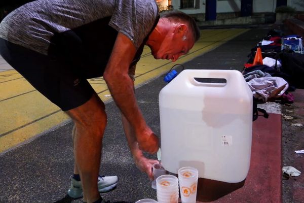 Quelles alternatives aux bouteilles plastiques à usage unique lors des courses à pied?