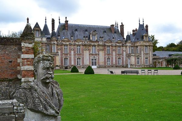 En Seine-Maritime, à Tourville-sur-Arques, le Château de Miromesnil, où naquit Guy de Maupassant, passera ce dimanche sous un ciel nuageux et souvent menaçant.