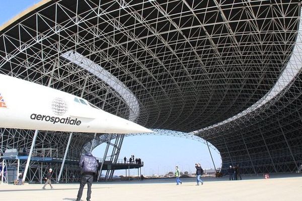 Le Concorde arrive sous le hangar du musée Aéroscopia à Blagnac.