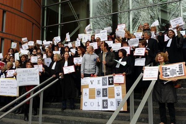 Les greffiers sur les marches du Palais de Justice de Toulouse le 4 février 2014