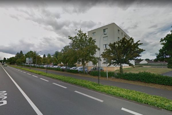 Une femme a été tuée et deux hommes blessés par arme blanche dans un immeuble de l'avenue Rhin et Danube à La Flèche dans la nuit du 3 au 4 août 2021