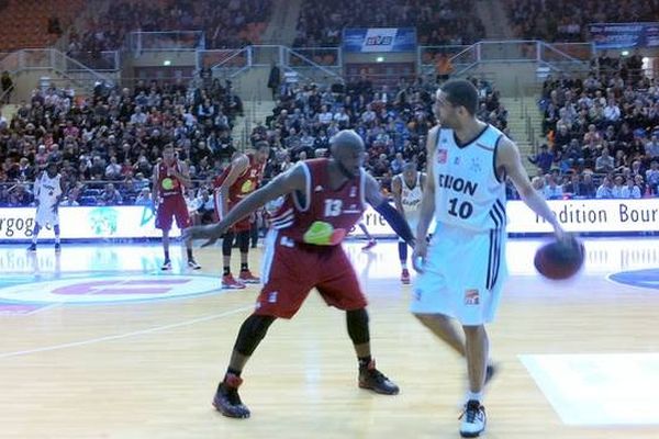 David Melody (à droite) et les Dijonnais ont perdu à Strasbourg (75-57).