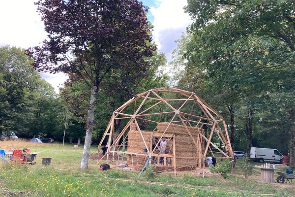 Le tiers-lieu de l'association Kerbouzier, à Melgven, est installé sur l'ancien terrain du camping municipal. Ici, on y apprend l'écoconstruction