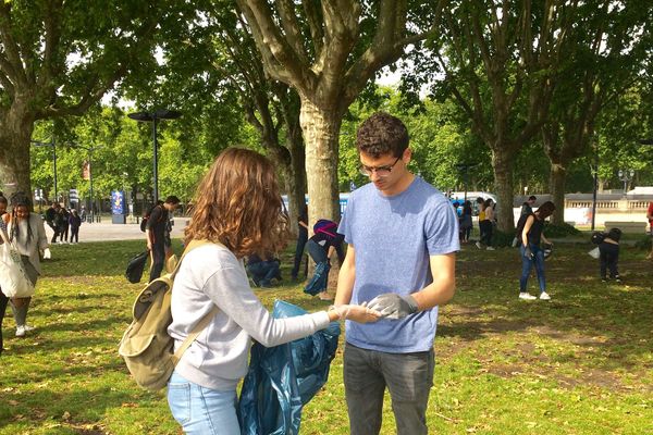 Nettoyer le centre-ville de Bordeaux, voilà l'objectif de cette "Clean walk" à Bordeaux, ce samedi 25 mai. 