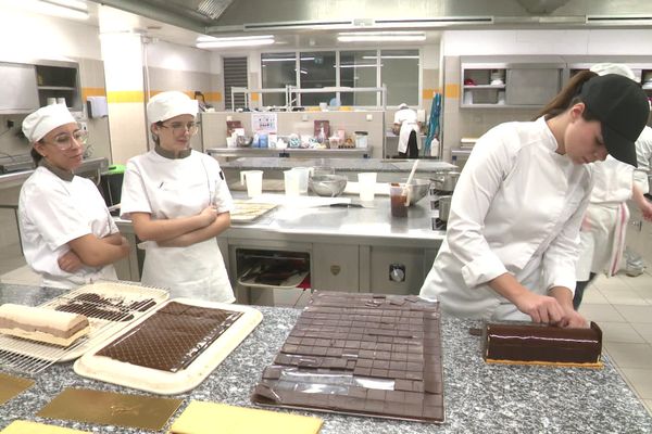 Les apprentis durant leur semaine en entreprise, un atelier chocolaterie marseillais.