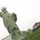 Une statue géante de la liberté trône dans le jardin de Gisèle Gantin.