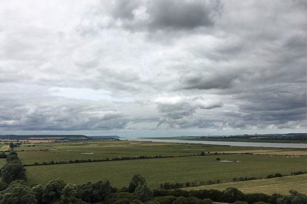 Dans l'Eure, le ciel de ce mardi sera très nuageux sur le Marais Vernier. Le phare de St Samson de la Roque offre un panorama qui fait porter la vue jusqu'au Pont de Normandie et, au-delà, le Havre.