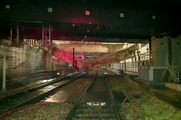 Une poutre effondrée sur une voie en gare d'Austerlitz (Paris), le 1er décembre 2020. 