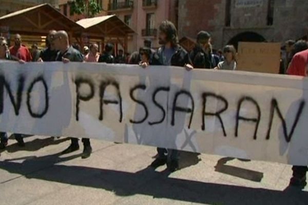 la banderole des manifestants anti rassemblement néo nazis