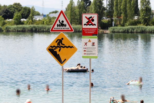 Des panneaux invitent au respect des consignes de sécurité pour la baignade en zone non surveillée au lac Achard