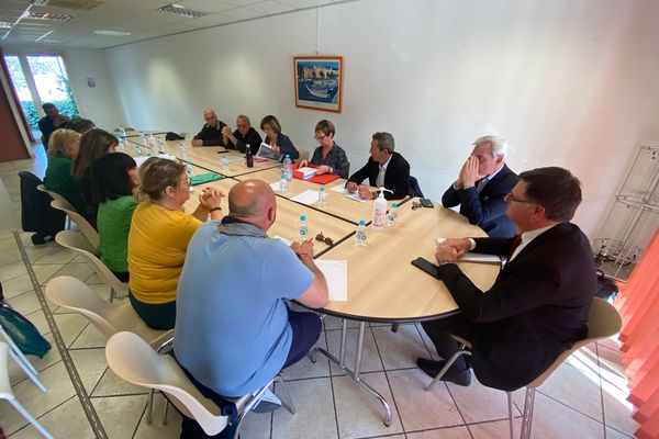 Ce vendredi 21 avril, une rencontre entre les quatre maires composant le syndicat intercommunal qui gère le groupe scolaire de Mezzana et les représentants syndicaux des personnels grévistes.