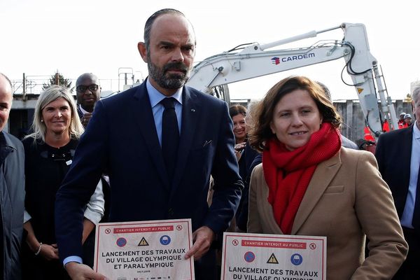 Edouard Philippe et la ministre des Sports Roxana Maracineanu sur le futur village olympique à Saint-Ouen.