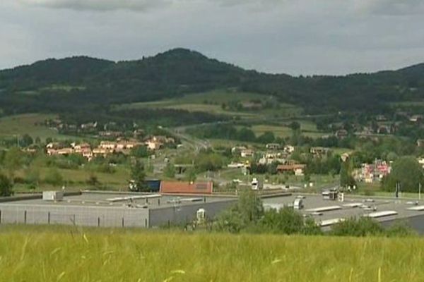 Rhône-Alpes est le premier partenaire économique de l'Auvergne. En 2011, trois millions et demi de tonnes de marchandises ont pris la route de l'Auvergne vers Rhône-Alpes.
