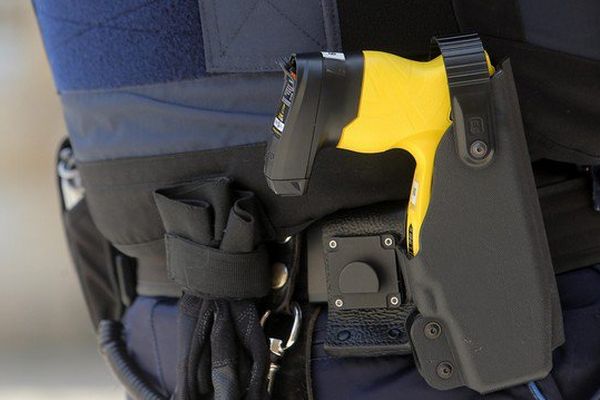 Les policiers d'Hazebrouck ont dû faire usage de leur pistolet à impulsion électrique.