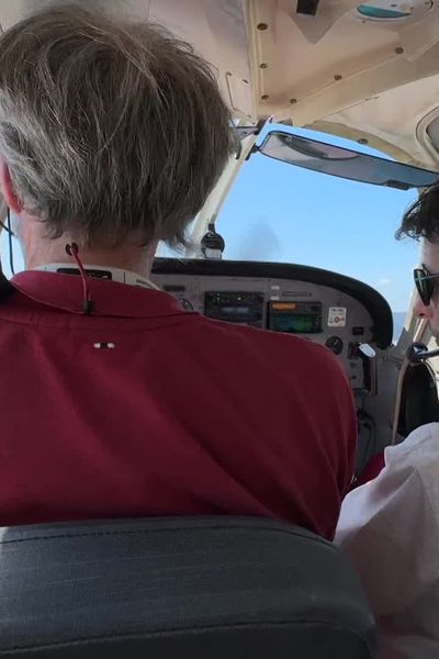 8 personnes autistes ont pu survoler le ciel cannois à bord d'un avion financé par Aviation sans Frontières .