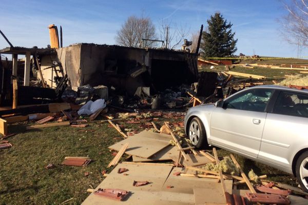 Seul le garage en dur, sous le chalet, est encore debout. Le reste de l'habitation a été totalement soufflé par l'explosion. 