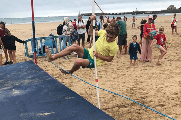 Aux Sables d'Olonne, pour cette 8ᵉ édition du "beach perche", petits et grands peuvent s'essayer au saut à la perche.