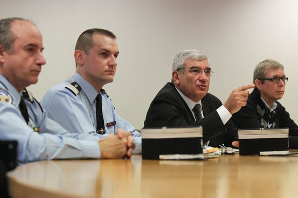 La conférence de presse du procureur du tribunal de Grasse, G. Guttierez, et les gendarmes officiers qui ont enquêté