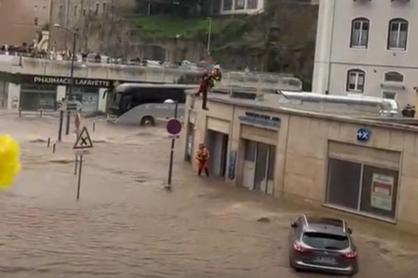 Hélitreuillage pour évacuer une personne coincée par les eaux, avenue de l’Europe à Annonay.