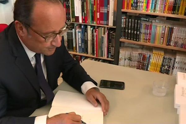 François Hollande était à Bondy, mercredi 12 septembre pour dédicacer son livre "Les leçons du pouvoir".