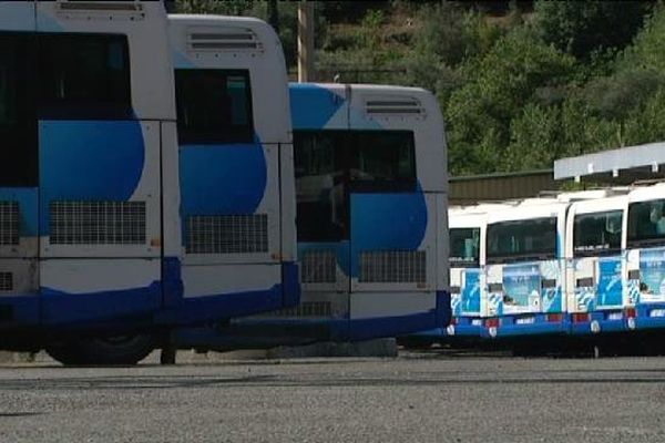 Bus de la société Ligne d'Azur à l'arrêt