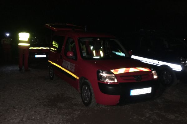 Les pompiers sont intervenus pour transférer le jeune homme vers l'hôpital.