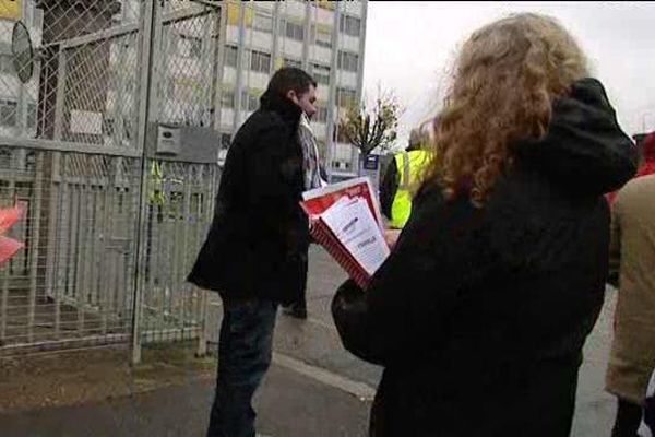 Les candidats sur la liste Front de Gauche ont distribué des tracts, ce mardi, devant la Banque Postale d'Orléans. 