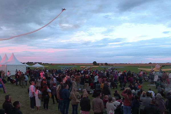 Une fête aérienne crépusculaire s'est tenue samedi 13 juillet 2024 à l'aérodrome de Saint-Quentin-Roupy (Aisne).