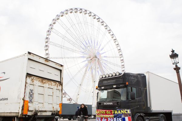 UNE TRENTAINE DE CAMIONS DE FORAINS BLOQUENT LA PLACE DE LA CONCORDE CE MATIN SUITE A UN APPEL DE MARCEL CAMPION PATRON DE LA GRANDE ROUE A QUI LES AUTORISATIONS POUR SONT MANEGE N ONT PAS ETE RENOUVELE