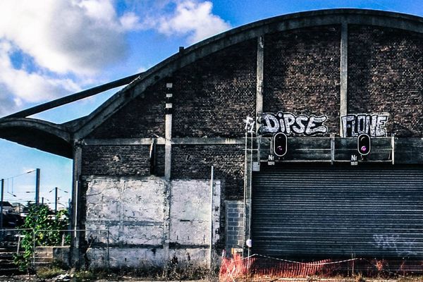  Au cœur du projet : la friche Freyssinet. Cette halle de 8000 m² est inoccupée depuis plus de quinze ans et fermée au public depuis des décennies. 