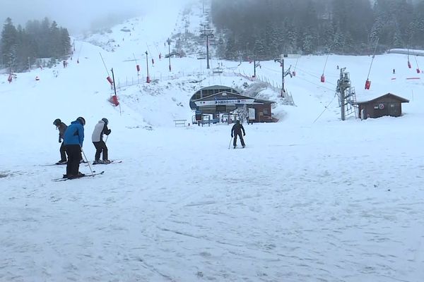 La station de ski de La Bresse-Hohneck a lancé sa saison de ski ce samedi 21 décembre 2024 avec une ouverture partielle du domaine skiable.