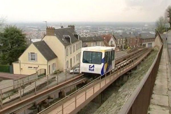 Le Poma permet de relier le haut et le bas de la ville de Laon en 3,5 minutes.