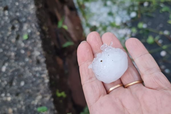 Des grêlons de plusieurs centimètres de diamètre ont été observés à Decazeville jeudi soir.