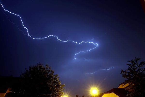 La foudre s'est abattue sur le toit d'une maison à Saint-Victor-de-Morestel en Isère - 2 juin 2022