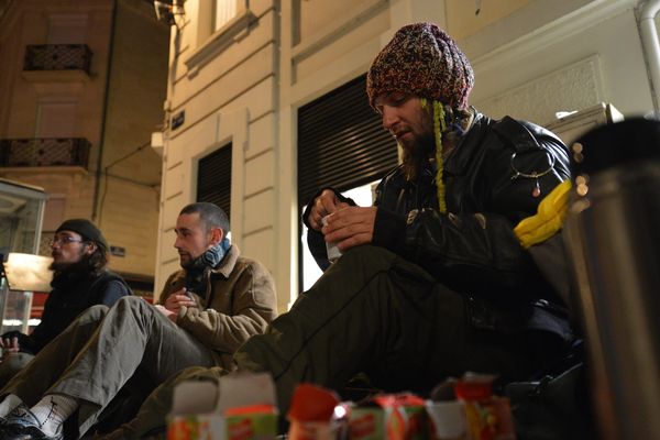 Face aux consignes de confinement, comment continuer à protéger les personnes sans-abris (ici rue Saint-Laud à Angers en 2012, photo d'illustration) ?