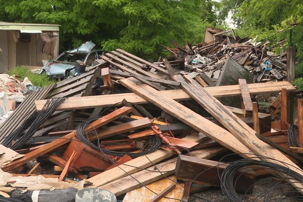 Les occupants d'une aire d'accueil de gens du voyage de Chambéry demandent à être relogés face à des dépôts sauvages de déchets aux portes de leurs habitations.