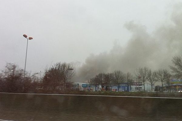 L'incendie dans la zone industrielle de Mondeville, le 18 janvier 2013